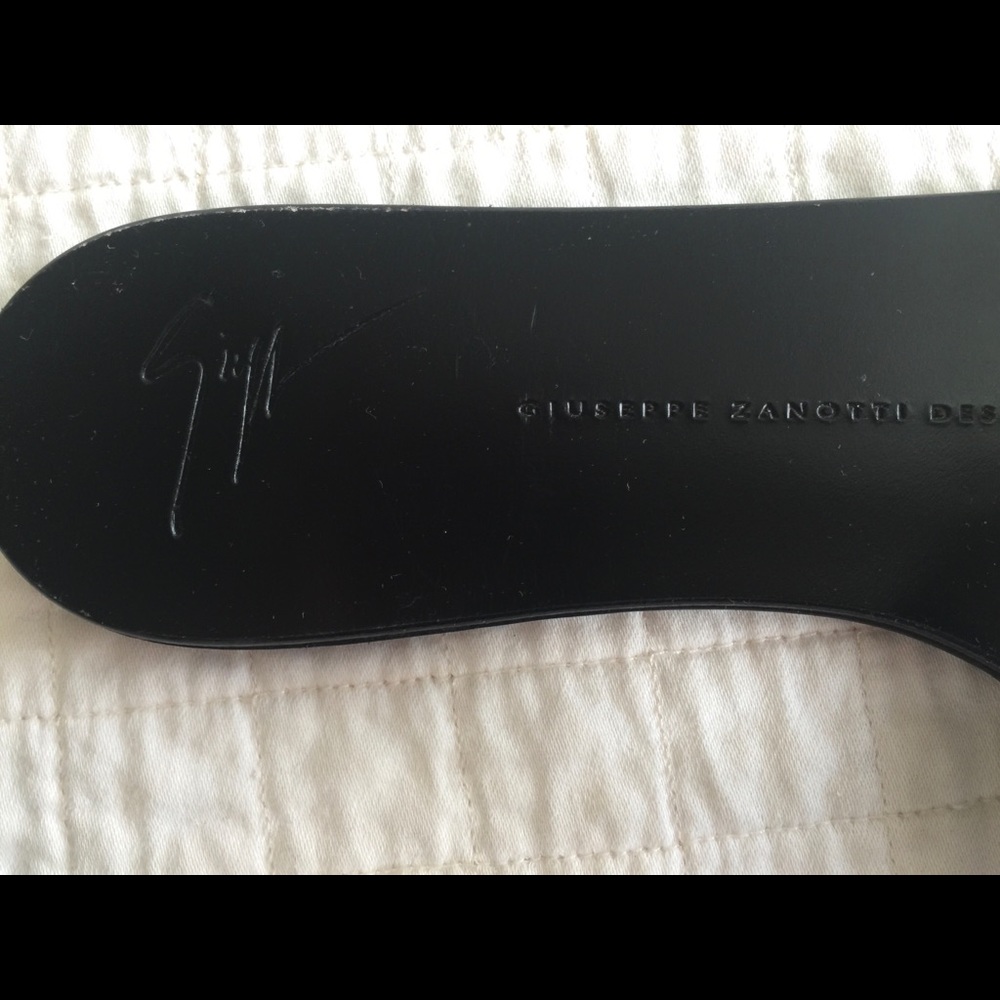 Giuseppe Zanotti white thong sandals w/gold circle - Picture 3 of 11